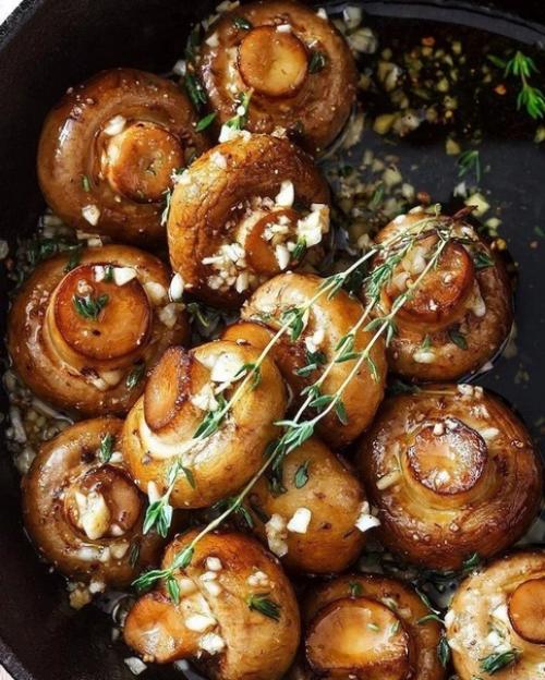 Грибочки в масляно - чесночном соусе.