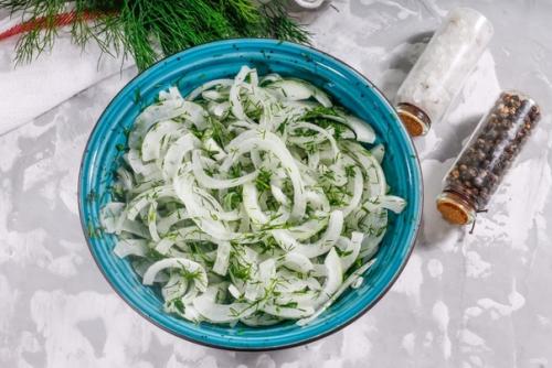 Маринованный лук с укропом.