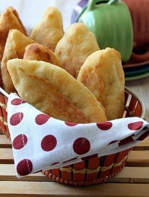 Пирожки из творожного теста с курицей и сыром.