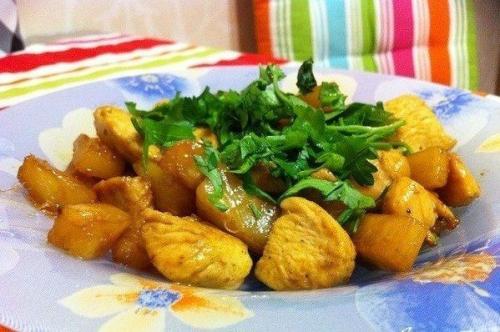 Курица с ананасами.