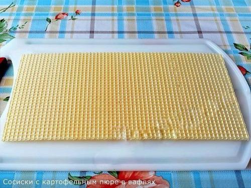 Сосиски с картофельным пюре в вафлях. 05