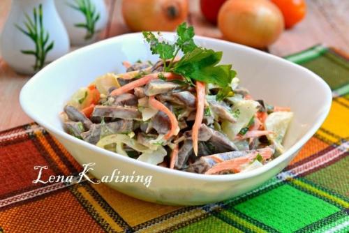 Салат из сердца с маринованным луком от Елены Калининой.