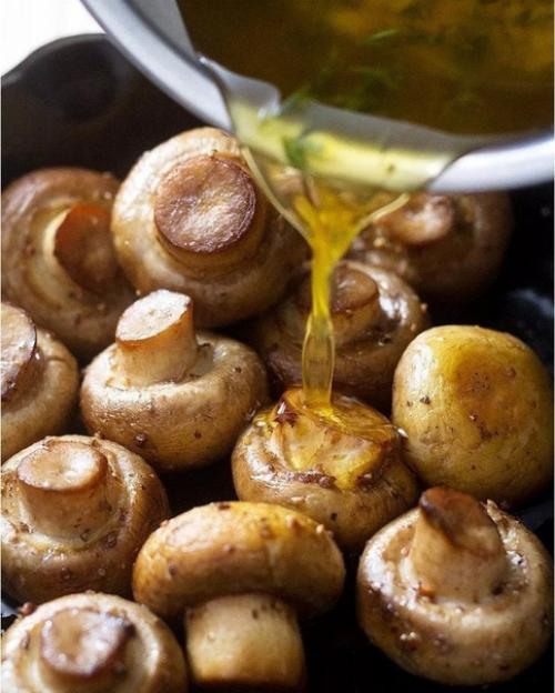 Грибочки в масляно - чесночном соусе. 02