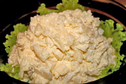 Гороховый суп с копченостями и гренками.