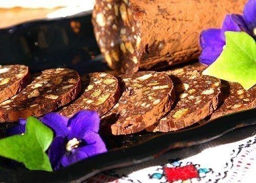 Шоколадная колбаса с орехами.

