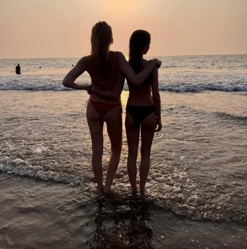 Светлана бондарчук снялась в красном бикини на пляже с падчерицей. 02