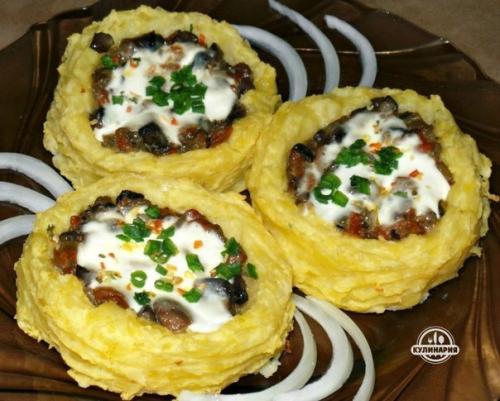 Картофельные гнезда с грибами.
