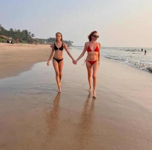 Светлана бондарчук снялась в красном бикини на пляже с падчерицей.  