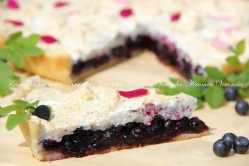 Пирог с черникой и мягкой меренгой.


