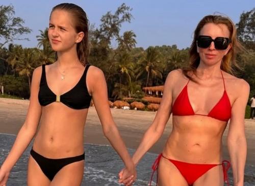 Светлана бондарчук снялась в красном бикини на пляже с падчерицей. 01