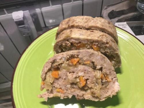 Рулет мясной с овощами.