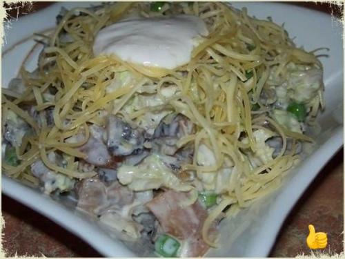 Салат с печеными шампиньонами и куриной грудкой.