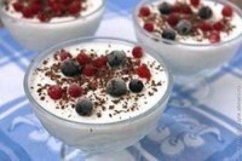 Творожное суфле с красной и черной смородиной.