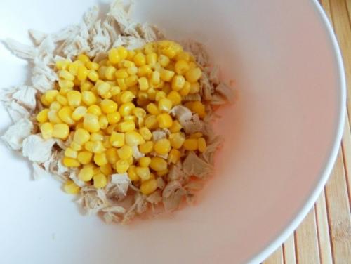 Салат с курицей, сыром и ананасом. 02