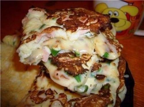 Лепешка на завтрак.  Лепешка на завтрак - это вкусное, быстрое в приготовлении блюдо из яиц, колбасы, сыра и зелени.