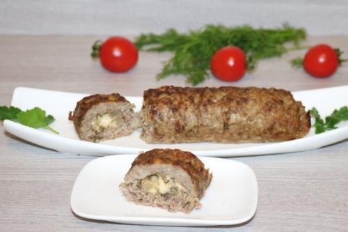 Мясной рулет с ананасами.

