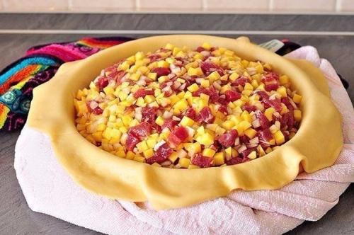 Татарские пироги с мясом и картошкой. Зур бэлеш - татарский пирог с картофелем и мясом.