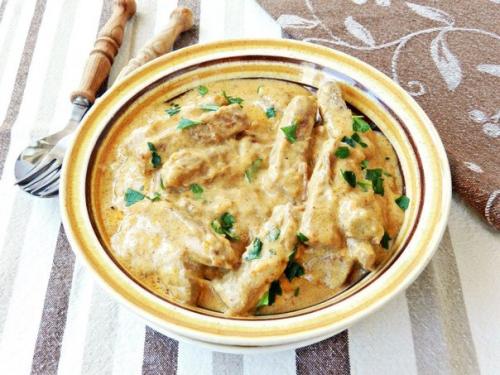 Мясо тушеное со сметаной.