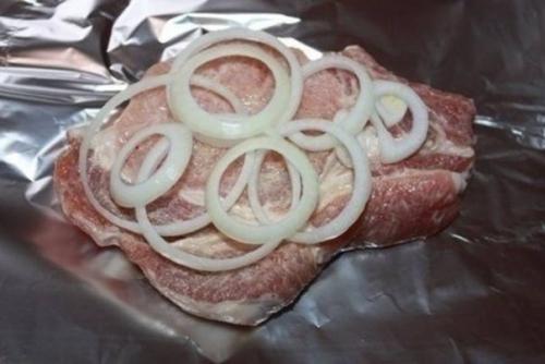 Мясо в фольге с грибами и помидорами? 01