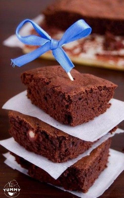 Брауни с фундуком и вяленой вишней.