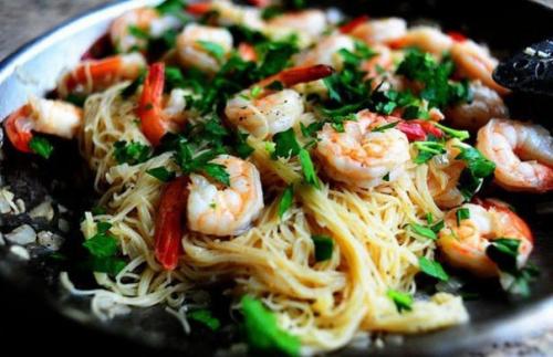 Паста с белым вином и креветками.