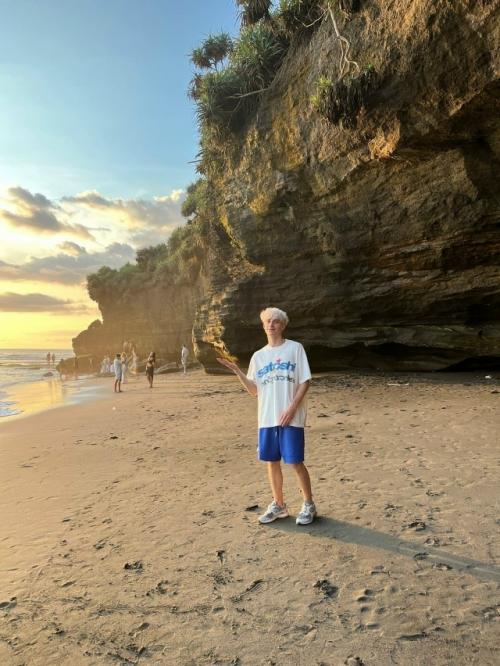 Влад бумага снова отправился в отпуск без жены и ребенка, что вновь вызвало волну обсуждений среди его поклонников. 01