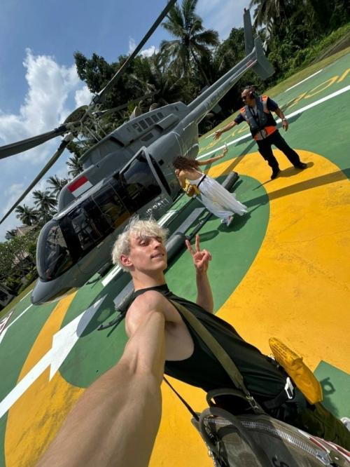 Влад бумага снова отправился в отпуск без жены и ребенка, что вновь вызвало волну обсуждений среди его поклонников. 02