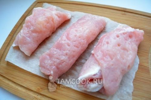 Рулетики из свинины с ананасами и сыром. 05