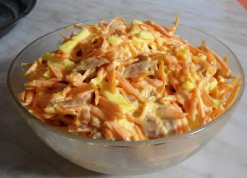 Салат из моркови с колбасой и сыром.