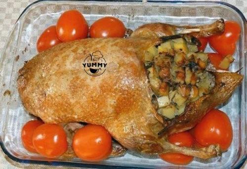 Праздничная фаршированная утка.