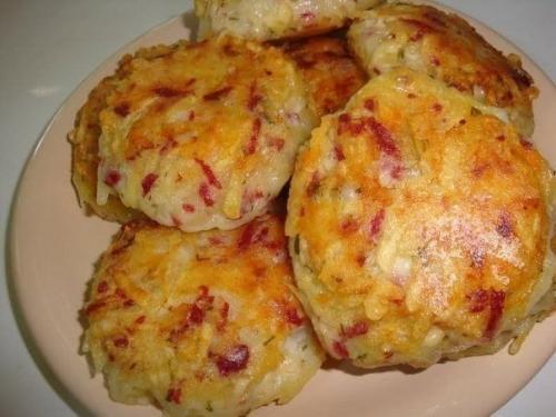 Драники с ветчиной, сыром и зеленью.