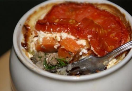 Куриная печень с овощами в горшочках.