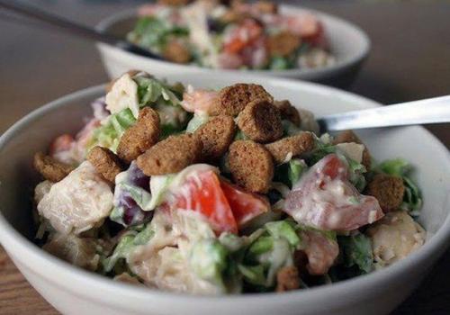 Салатик с сухариками.