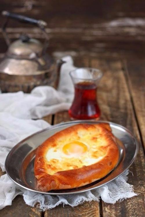 Хачапури по-аджарски.  Ингредиенты: 08