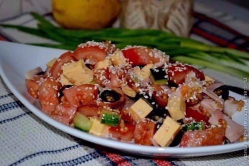 Салат с курицей, овощами и кунжутом. 08