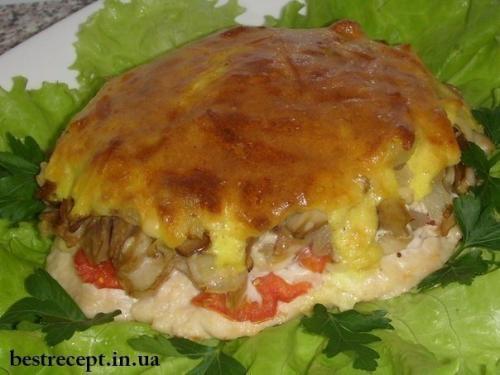 Мясо с грибами под нежной, хрустящей корочкой.