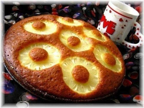 Пирог с консервированными ананасами.

