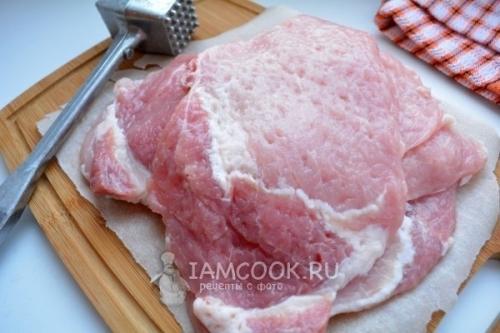 Рулетики из свинины с ананасами и сыром. 01