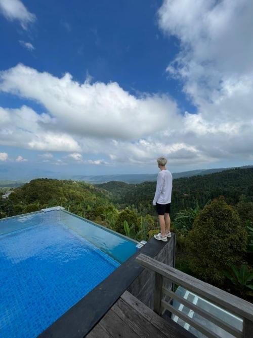 Влад бумага снова отправился в отпуск без жены и ребенка, что вновь вызвало волну обсуждений среди его поклонников.  