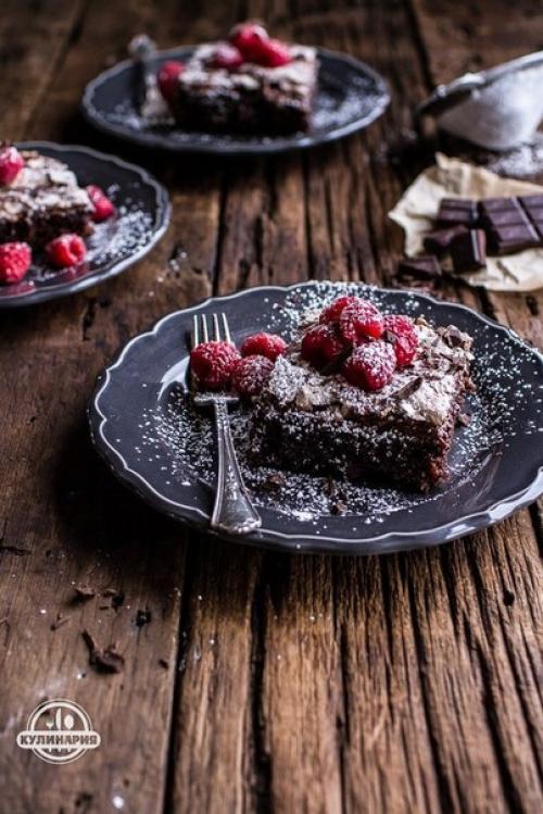 Шоколадный брауни с малиной.