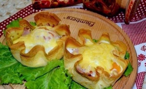 Завтрак в корзинках из блинчиков.