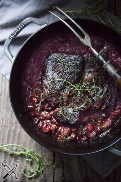 Мясо, запечённое в клюквенном соусе.