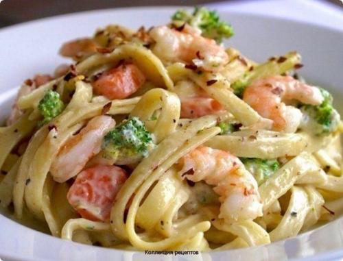 Паста с креветками в чесночно - сливочном соусе.