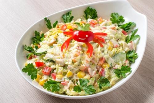 Салат из пекинской капусты с крабовыми палочками. Салат из пекинской капусты с крабовыми палочками.
