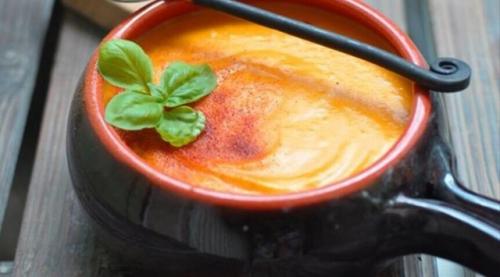 Kрем - суп из пeчёной тыквы и картофeля с плавлeным сыром.

