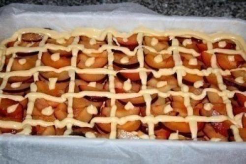 Пирог сливово - персиковый. 06