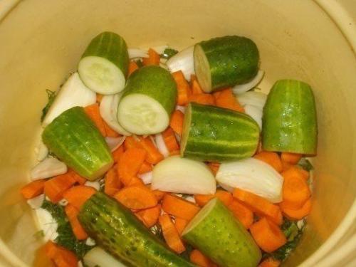 Быстрое ассорти - помидоры с огурцами. 05