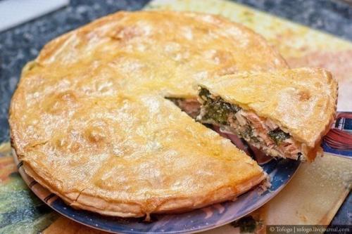 Пирог с семгой, брынзой и шпинатом.