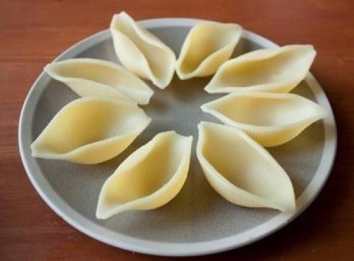 Креветочный салат в ракушках.