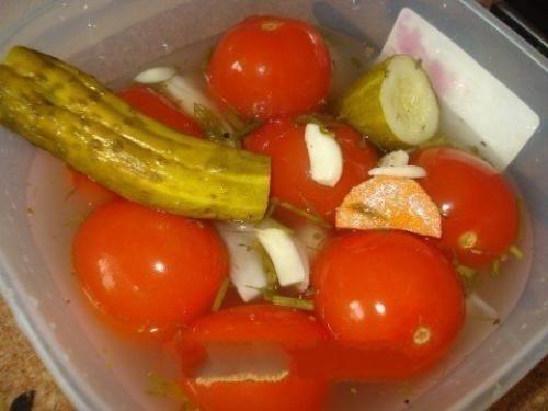 Быстрое ассорти - помидоры с огурцами.